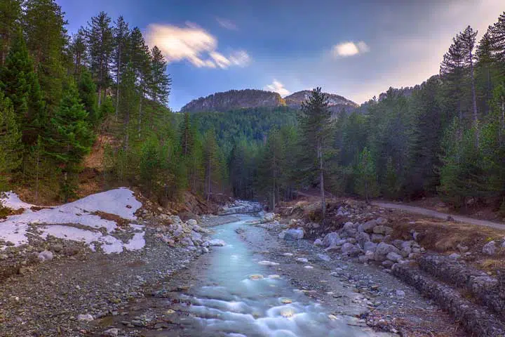 Image that shows an Alaskan landscape with a stream. 