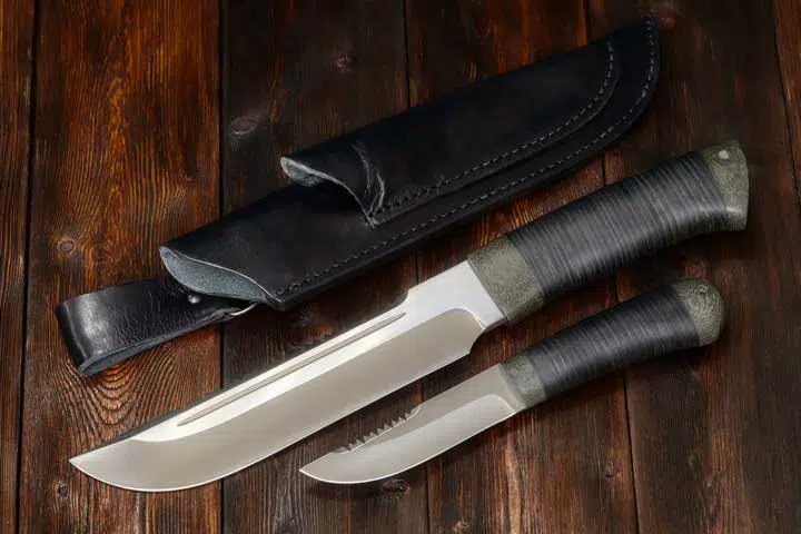 Photo of a long ans a short survival knife. 