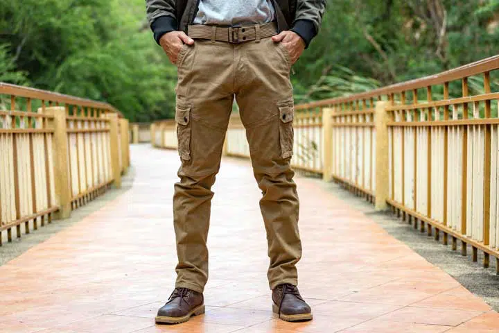 Model wearing cargo pants. 