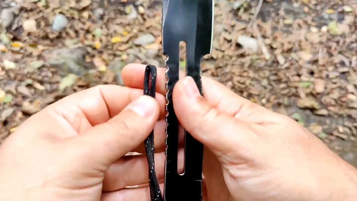 Illustration of step 1 of creating a paracord knife handle with the average release method. 