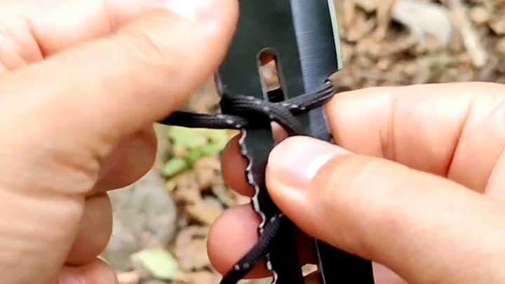 Illustration of step 2 of creating a paracord knife handle with the average release method. 