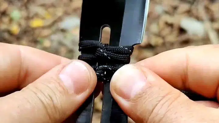 Illustration of step 4 of creating a paracord knife handle with the average release method. 