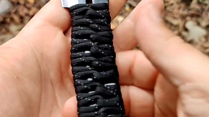 Knife with average release paracord handle.