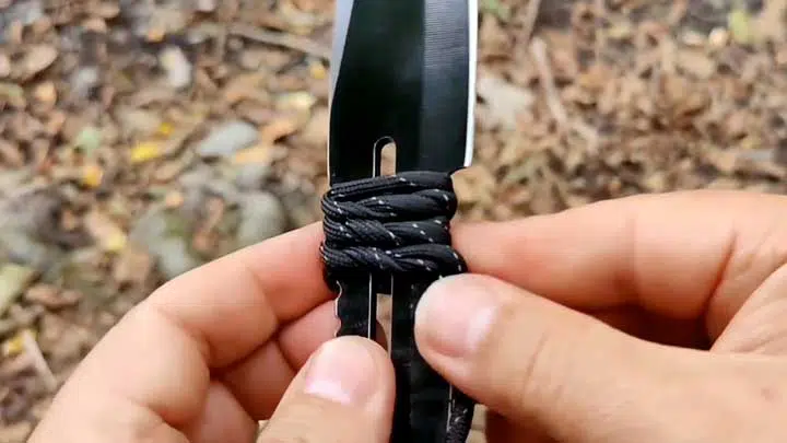 Illustration of step 4 of creating a paracord knife handle with the average release method. 