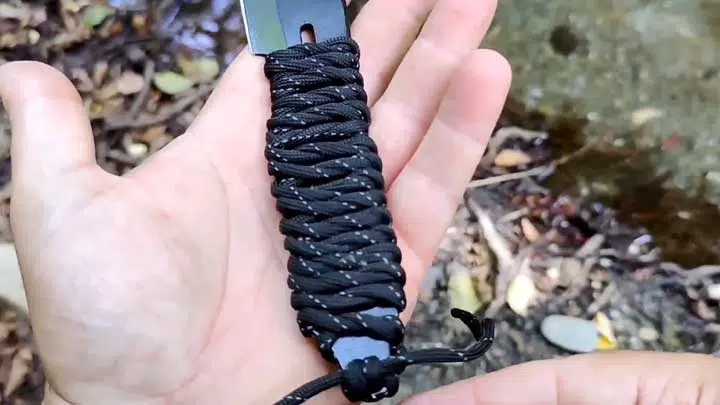 Knife with average release paracord handle.