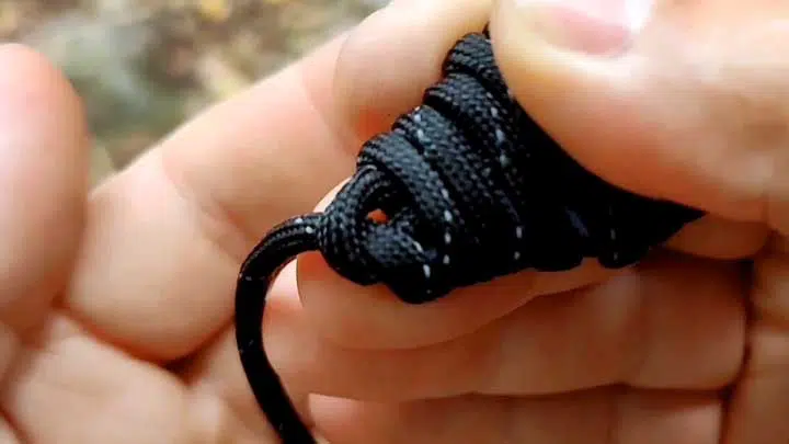 Illustration of step 4 of creating a paracord knife handle with the quick release method. 