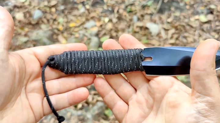 Knife with quick release paracord handle. 