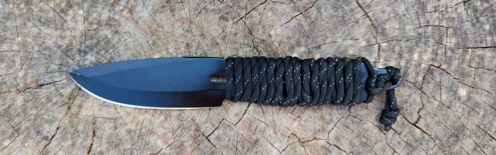 Knife with a handle in paracord.
